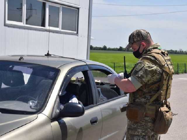 На КПВВ под видом волонтеров действуют аферисты, которых "крышуют" боевики, — Госпогранслужба