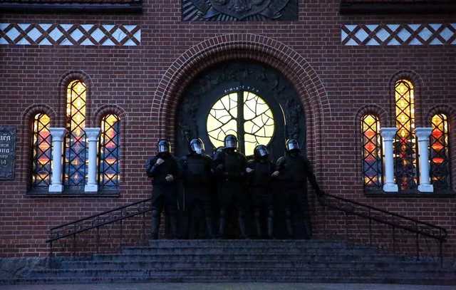 В Минске ОМОН разогнал протестующих, часть людей заперли в костеле: подробности