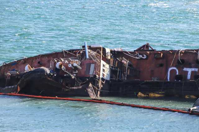 В танкере Delfi образовалась пробоина: Туда можно заплыть на лодке