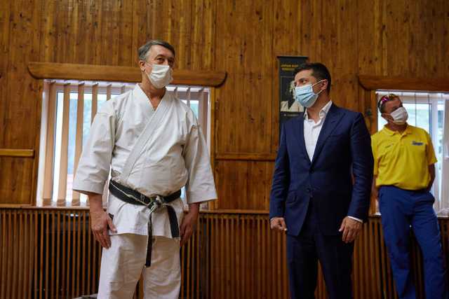 Зеленский получил диплом мастера карате первого дана и именной черный пояс, - ОП