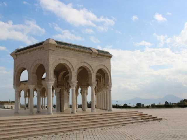 Тунис закрыл границу для украинских туристов