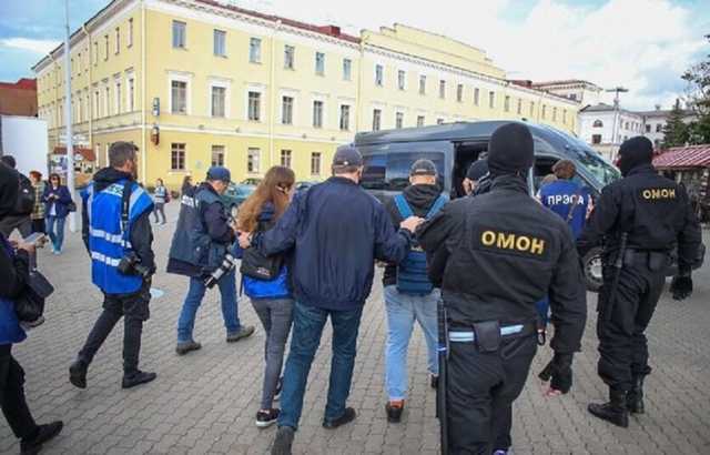 В Минске массово задерживают журналистов