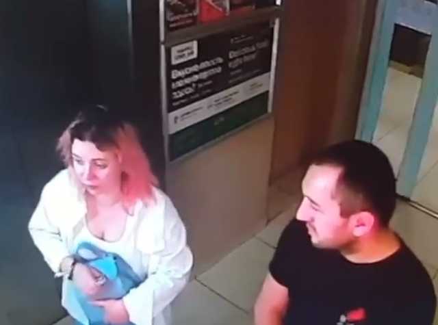 В Киеве на девушку жестоко напали в лифте: появилось видео