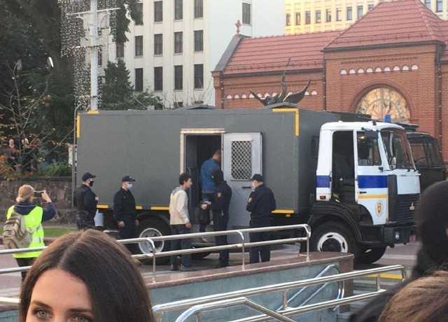 Силовики знову затримують учасників протесту в Мінську
