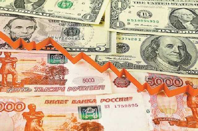 Fitch: российским банкам грозит полное отключение от долларов