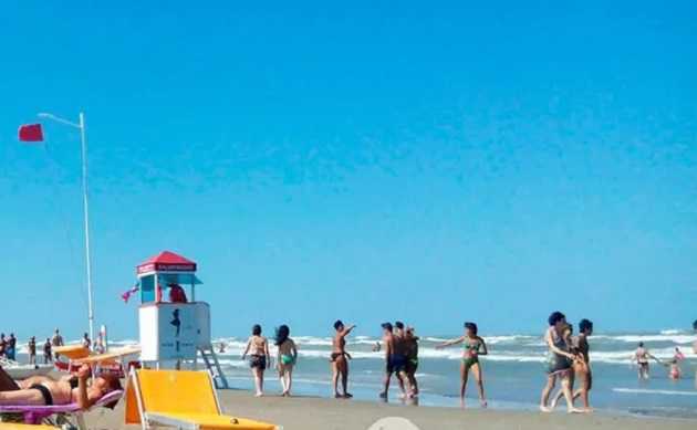 На центральном пляже Черноморска нашли огромную мину: людей эвакуировали