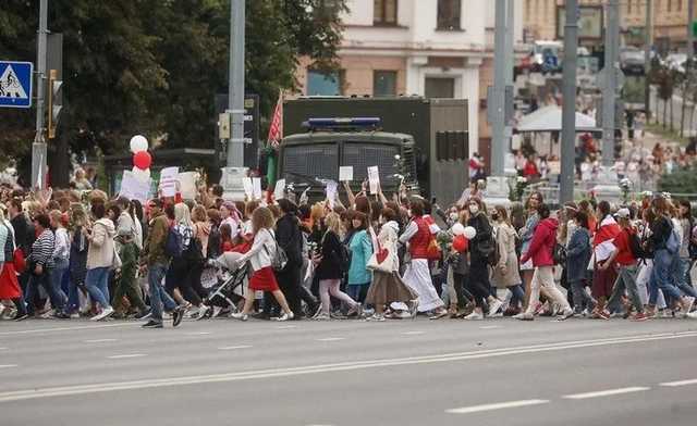 В Беларуси женщины вышли на марш солидарности, есть задержанные