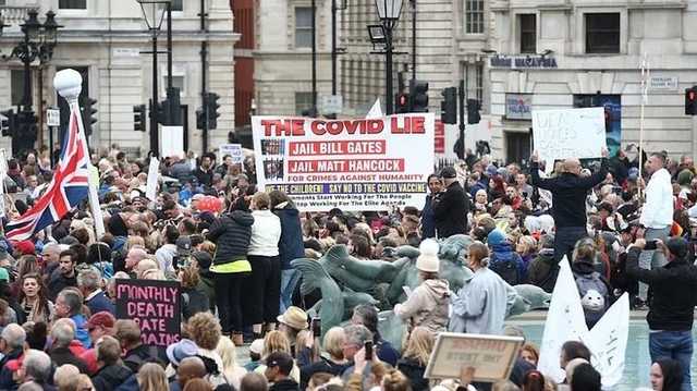 "Маски – это намордники": в Лондоне тысячи людей вышли на митинг против карантина