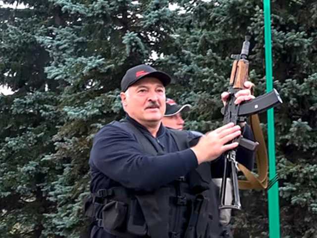 Лукашенко никуда не уйдет, потому что он психопат — политтехнолог