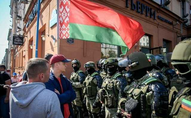 Помощник Лукашенко вышел к протестующим в Минске