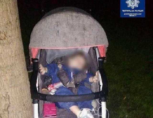 В Киеве пьяная женщина потеряла младенца в парке и забыла о нем
