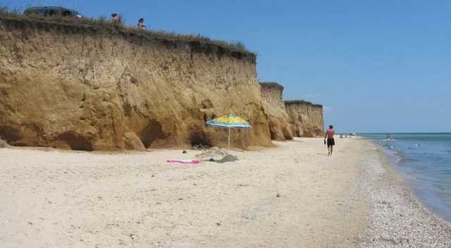 На пляже под Одессой водитель решил покататься среди людей