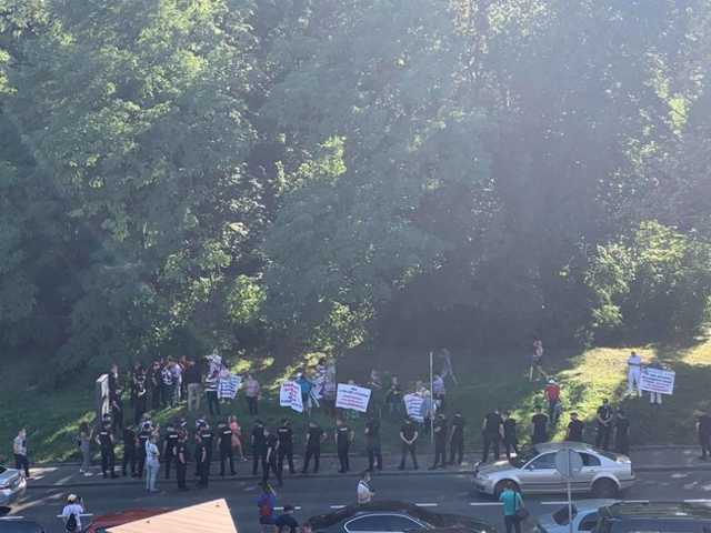 Активисты пикетируют съезд "Слуги народа": "Зеленский, выйди к людям"