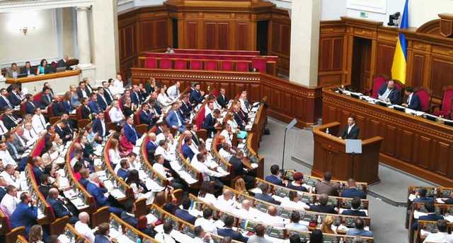 На канцтовары для нардепов потратят более 1,2 млн гривен