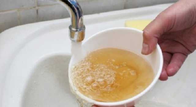 В Крыму из кранов вместо воды потекла ржавая жидкость