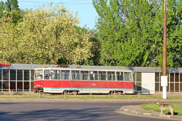 В Николаеве пассажиры избили женщину-водителя трамвая: у пострадавшей перелом