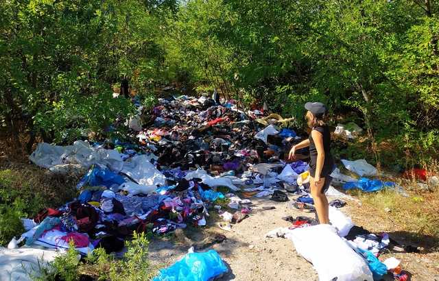 В лесу на Днепропетровщине выбросили фуру секонд-хенда