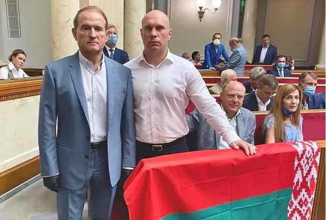Кива с Медведчуком вывесили в Раде флаг Беларуси в поддержку кровавого режима