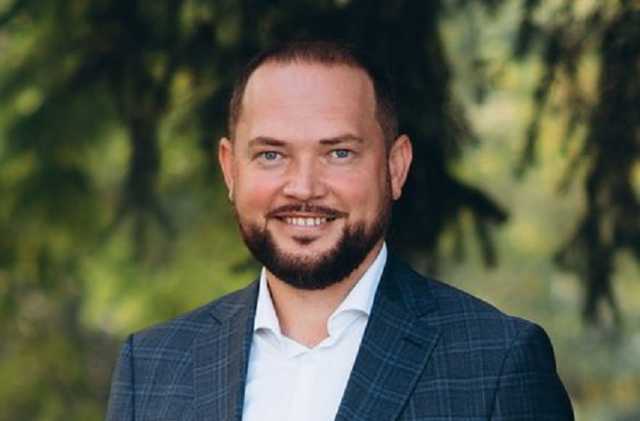 Священик РПЦвУ йде в мери Житомира від «Слуги народу»