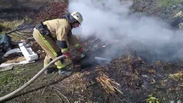 На Луганщині під час гасіння пожежі внаслідок вибуху постраждав рятувальник