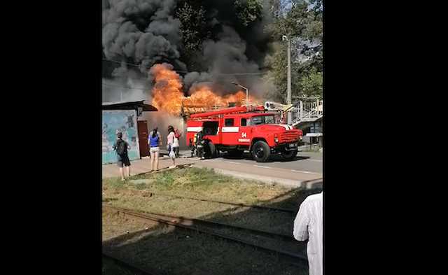 В поселке под Киевом огромный пожар, горит рынок