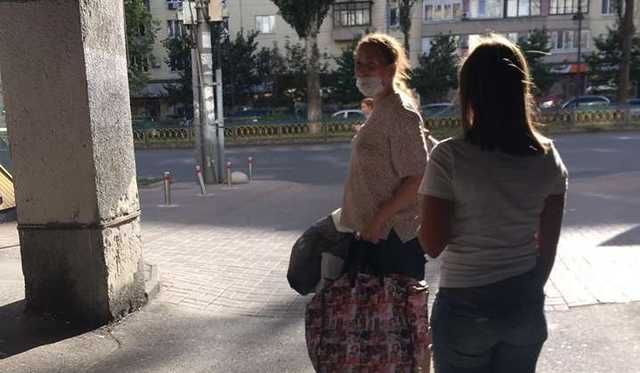 Центром Києва гуляла жінка з дитиною в пакеті