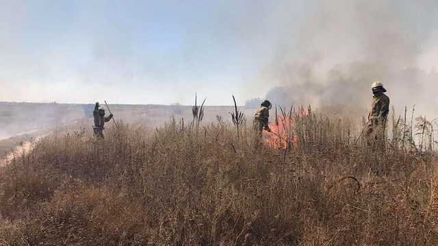 Из зоны пожаров в Харьковской области эвакуировали 52 человека. Один отравился угарным газом