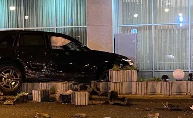 В Харькове пьяный водитель разбил Porsche о бетонную клумбу