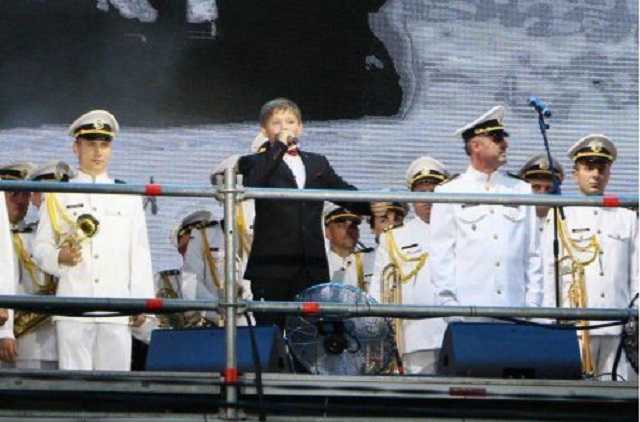 Мальчику исполнившему "Смуглянку" в Одессе на дне города подарили квартиру