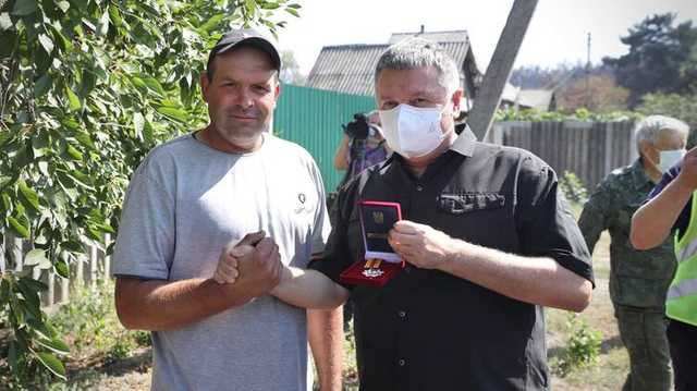 В Харьковской области тракторист спас от пожара десятки домов. Его наградили медалью