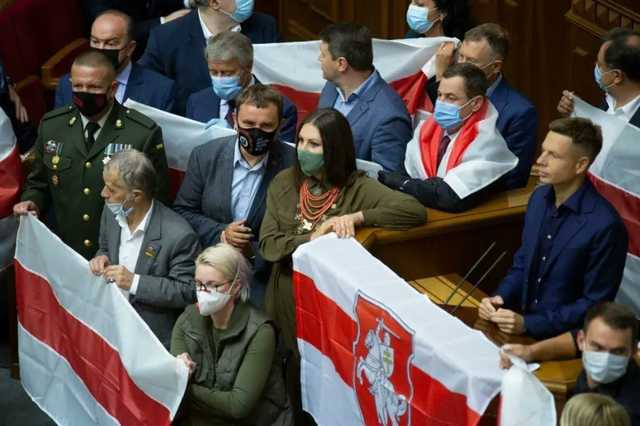 Нардепы устроили в Раде флешмоб в поддержку оппозиции Беларуси. ОПЗЖ устроила провокацию