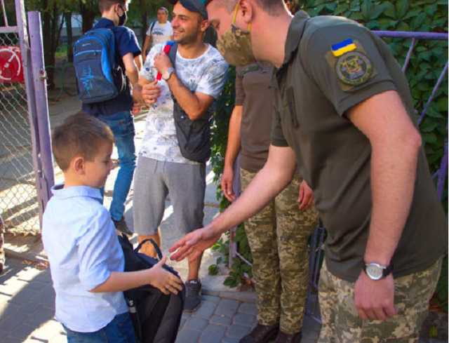 В Николаеве бойцы проводили в школу сына погибшего морпеха