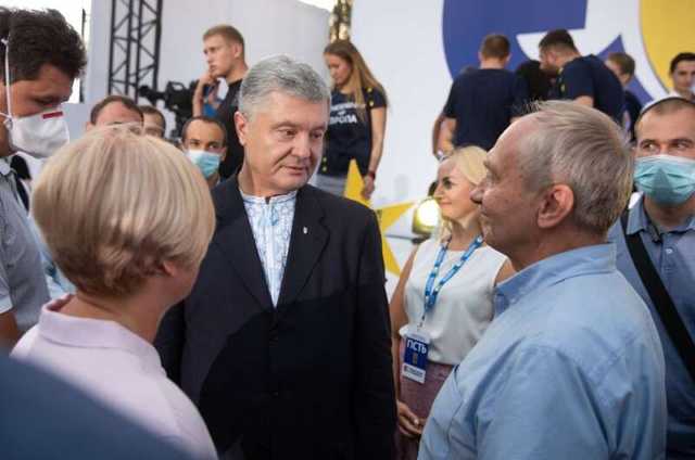 Печерский суд отменил закрытие уголовного дела против Порошенко