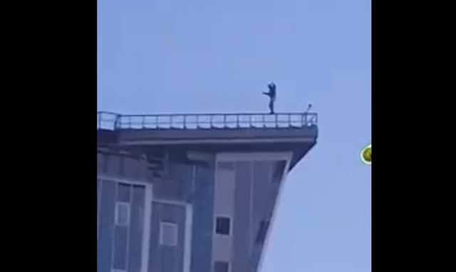 В Киеве руфер отличился стриптизом на крыше высотки