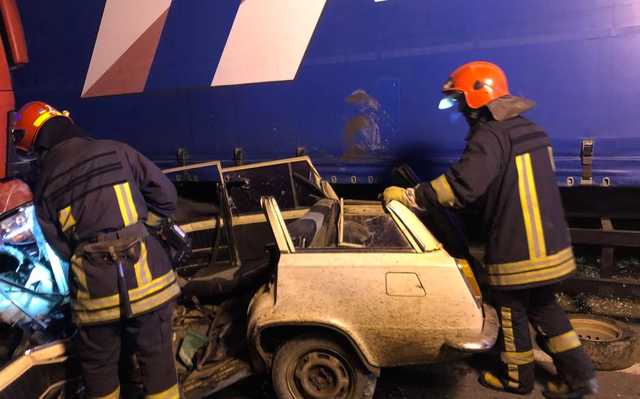 Жуткое ночное ДТП в Коломые: легковушка влетела в грузовик: все погибли