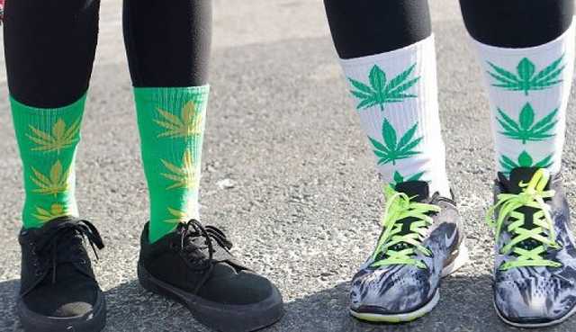 Россиянку оштрафовали за носки с изображением конопли