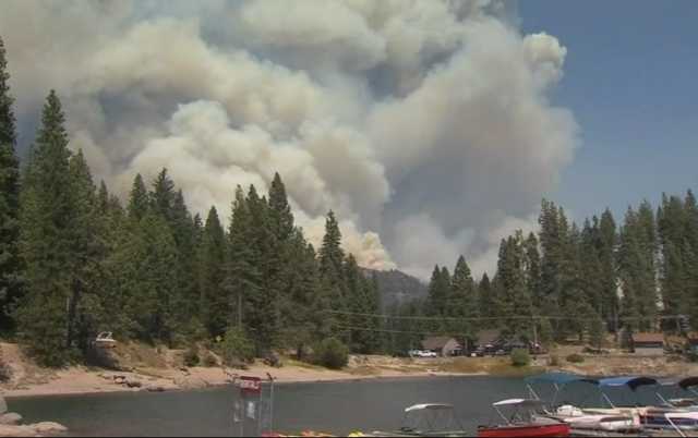В Калифорнии массовые лесные пожары, есть раненые