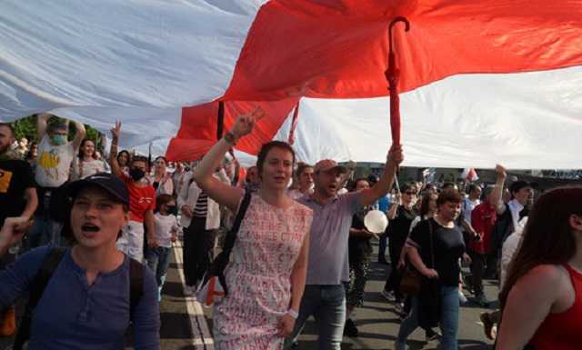 Протестующие в Минске научились давать отпор карателям