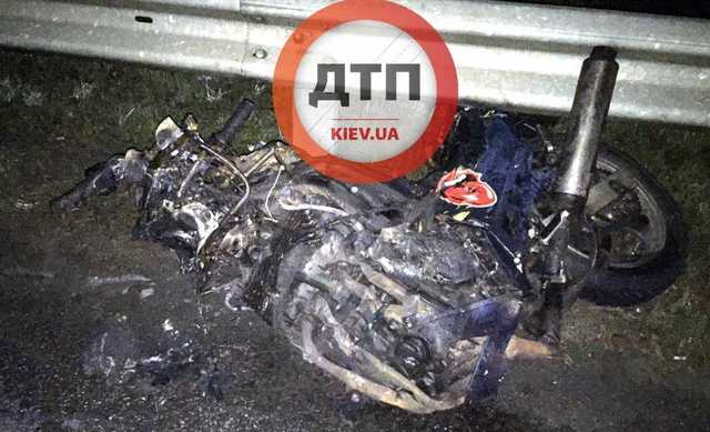 Ночная ДТП с мотоциклом под Киевом: байкер и его пассажирка погибли мгновенно