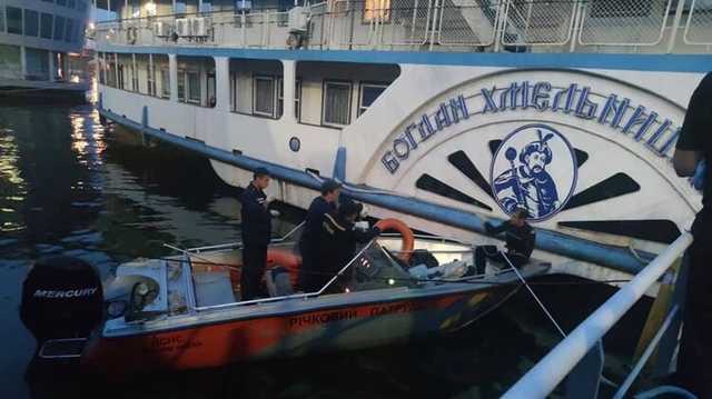 Киевские спасатели нашли тело парня у понтона Речного вокзала столицы