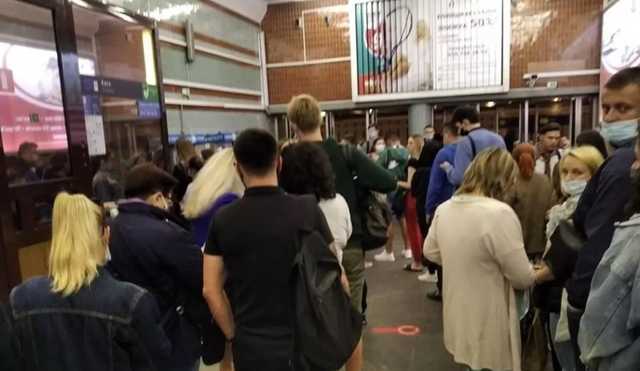 В киевском метро произошел сбой: кассы не работают, образовались огромные очереди