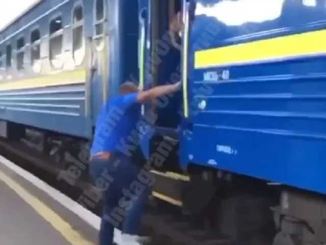 В Киеве мужчина пытался на ходу запрыгнуть в поезд и едва не погиб