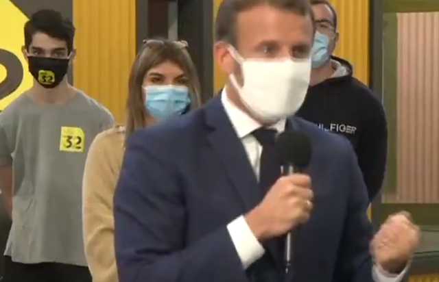 Макрон через напад кашлю перервав виступ і зняв маску