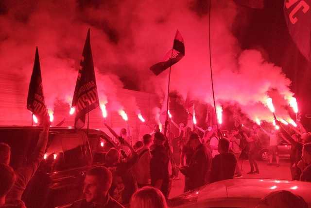 Під резиденцією Зеленського у Конча-Заспі запалили феєрверки та фаєри