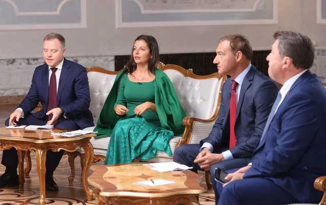 Пропагандистку Путина высмеяли в сети за наряд со "скатерти"