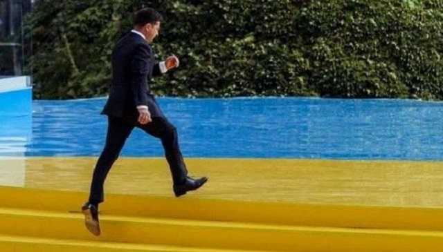 Ногами по флагу. Чем грозит Зеленскому хождение по желто-синей сцене