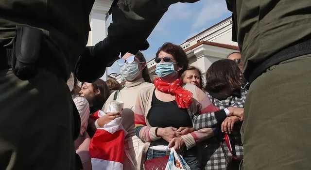 ОМОН жестко задержал белорусок на "женском марше" в центре Минска