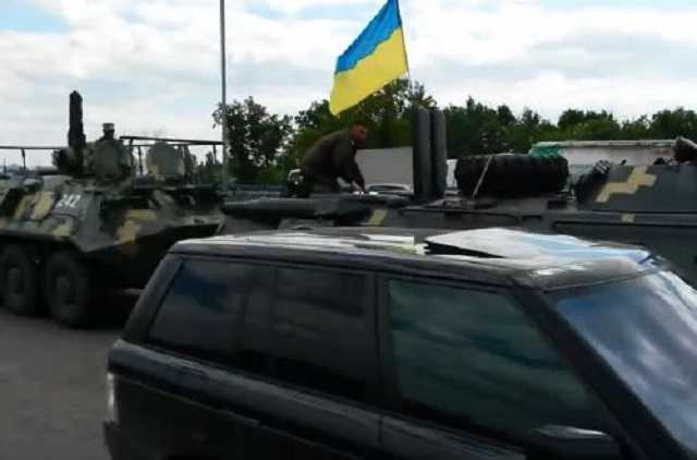 В Киев вошла колонна бронетехники