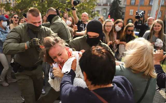 В Минске прошел Марш женщин. Силовики жестко их задерживали, били даже пенсионерок