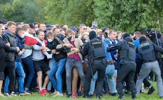 В Беларуси протестующие вышли на марши, к резиденции Лукашенко стянули военную технику